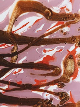 这幅动态抽象丙烯画色彩大胆，画布上点缀着金色