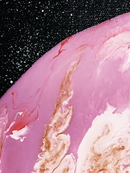 这幅充满活力的抽象流动艺术作品，以旋转的粉色与黑色色调，展现了动态的设计