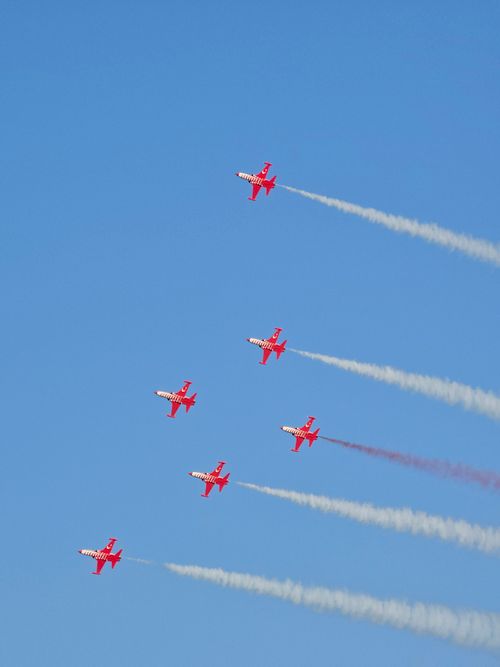 Free Military aircraft performing aerial stunts during a clear day in Antalya, Türkiye. Stock Photo
