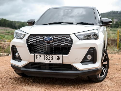 Free A modern white SUV parked on a gravel road, featuring dynamic styling and outdoor background. Stock Photo