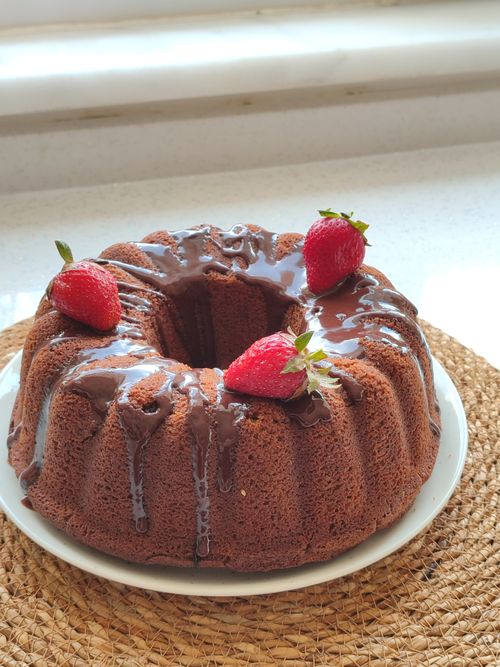 Free A tempting chocolate bundt cake topped with fresh strawberries, perfect for desserts. Stock Photo