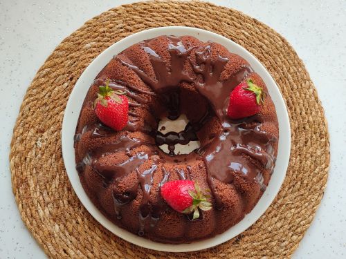 Free Indulge in this rich chocolate bundt cake topped with fresh strawberries, perfect for dessert lovers. Stock Photo