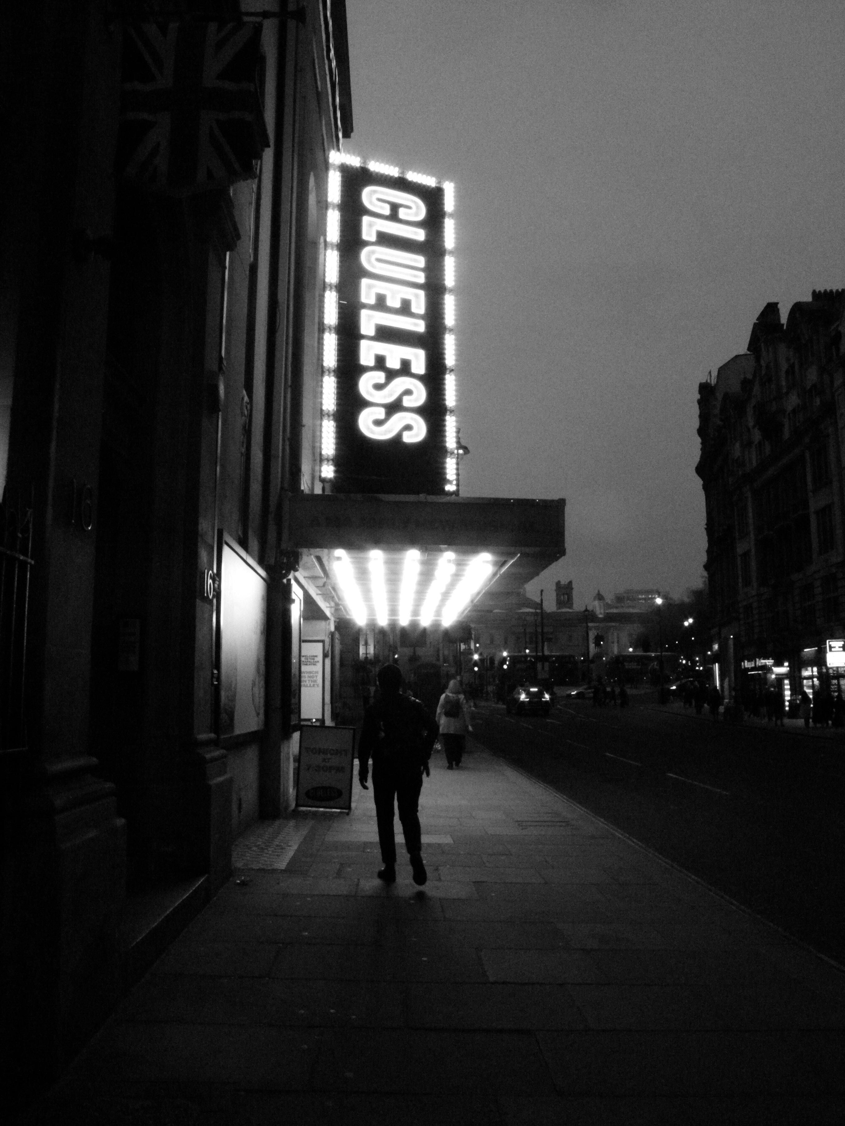 De franc Foto d'ambient en blanc i negre d'un carrer de Londres a la nit, amb un cartell d'un teatre. Foto d'estoc
