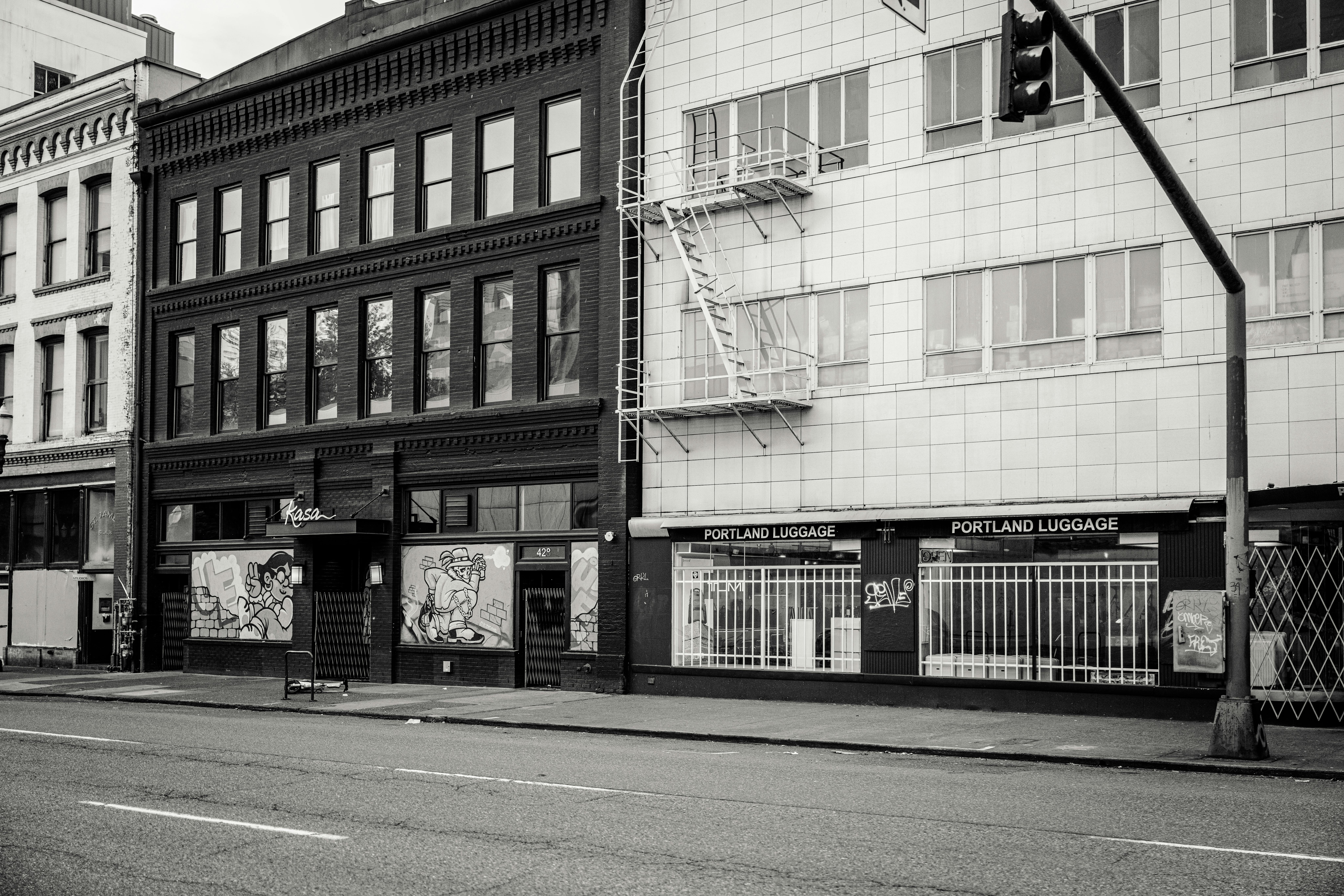 Gratis Svart-hvitt-bilde av Portland sentrumsarkitektur med Portland Luggage-butikk. Arkivbilde
