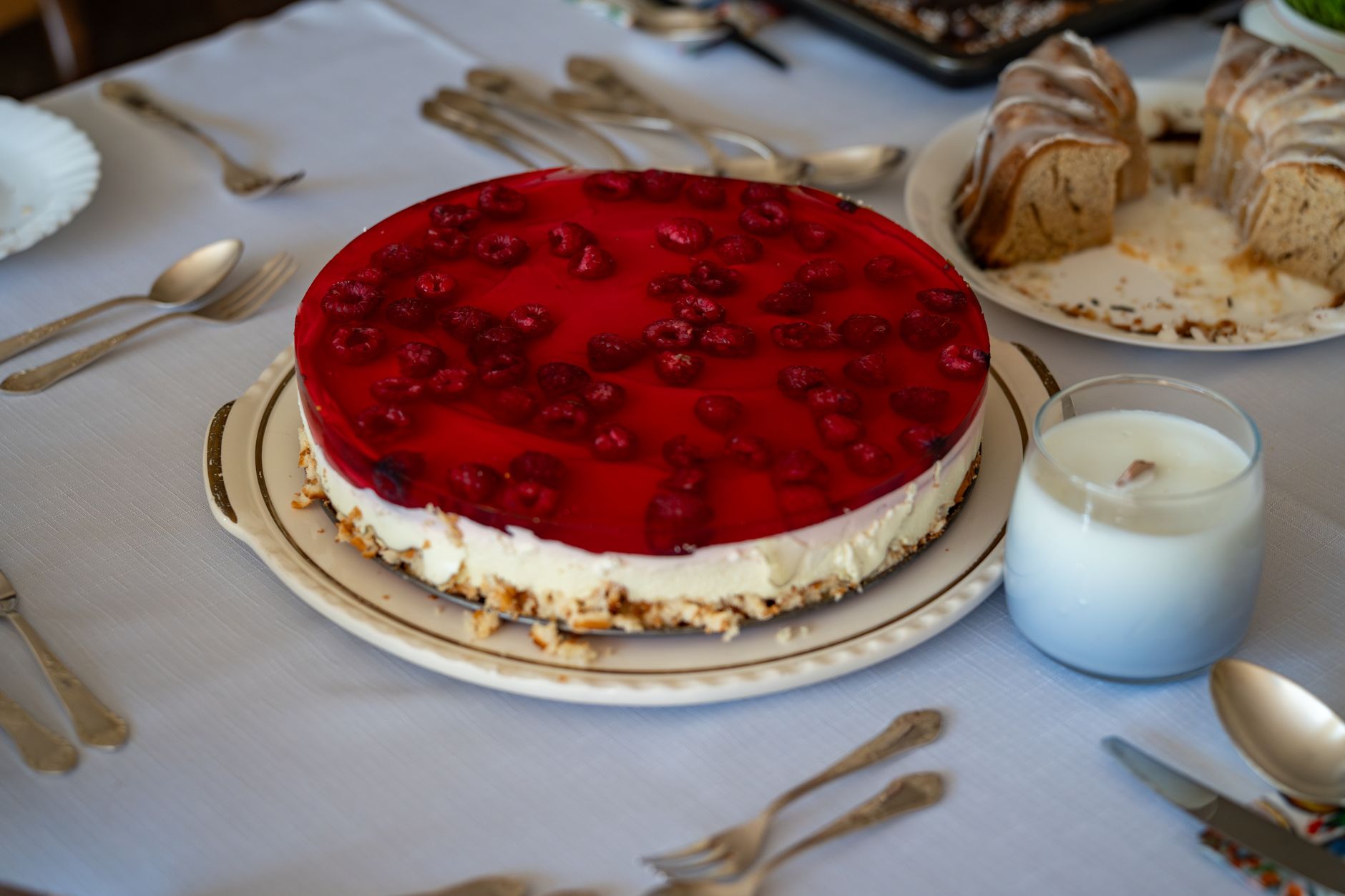 No-bake cheesecake topped with fresh berries