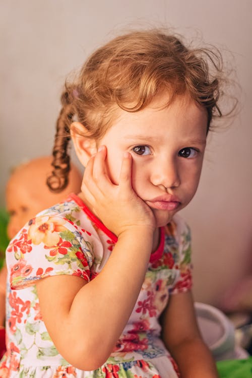 Fille Vêtue D'une Robe à Manches Courtes à Fleurs Blanche Et Rouge