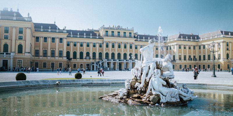 El palacio de Schönbrunn y su fuente, en Viena