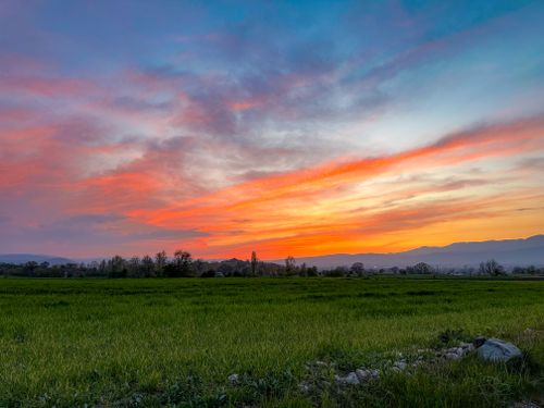 Free Beautiful vibrant sunset sky over green fields in Bolu, Türkiye, showcasing a breathtaking natural landscape. Stock Photo
