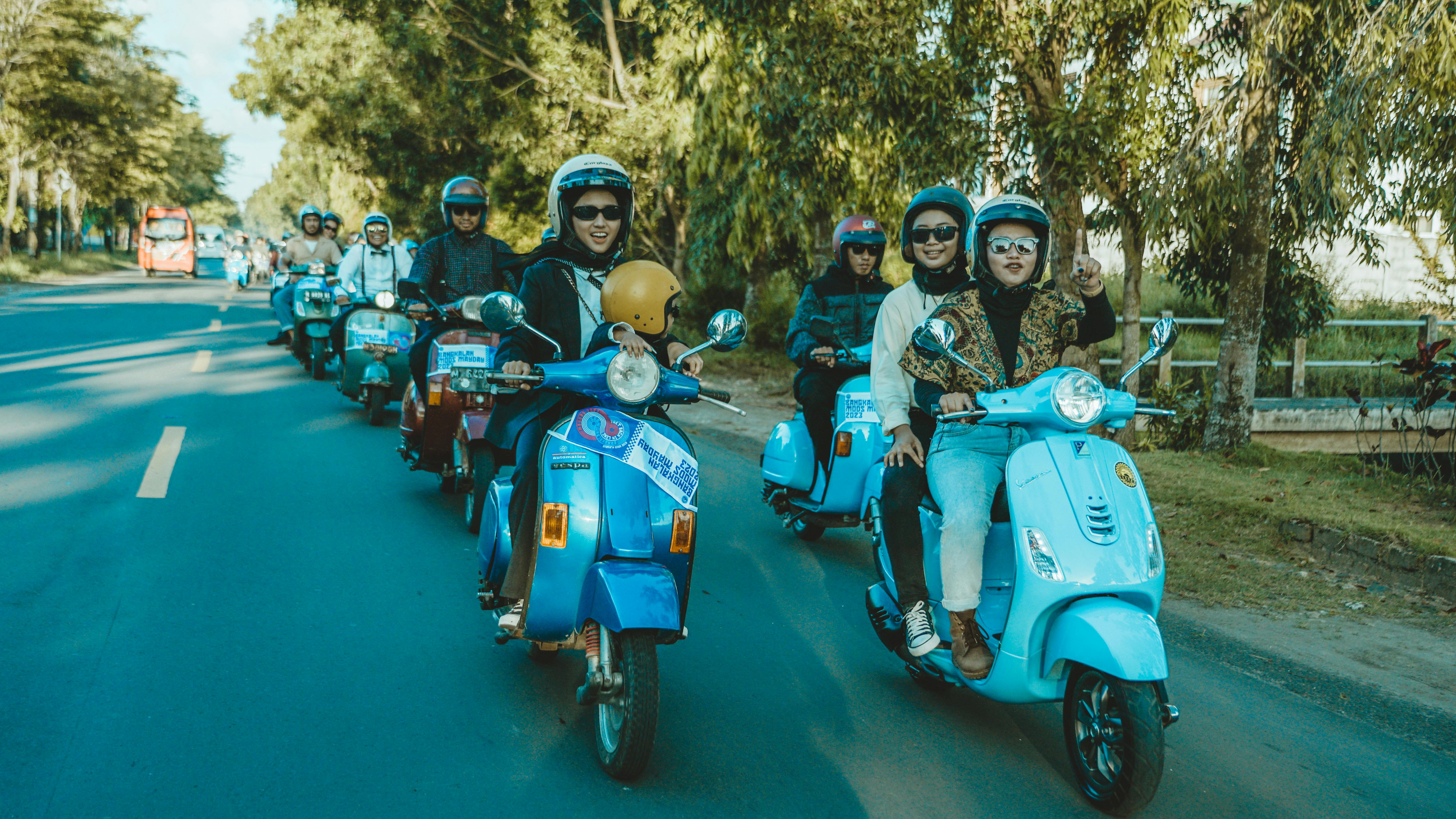 Gratuit Grup de prieteni care merg cu scutere într-o zi însorită în Java de Est, Indonezia. Fotografie de stoc