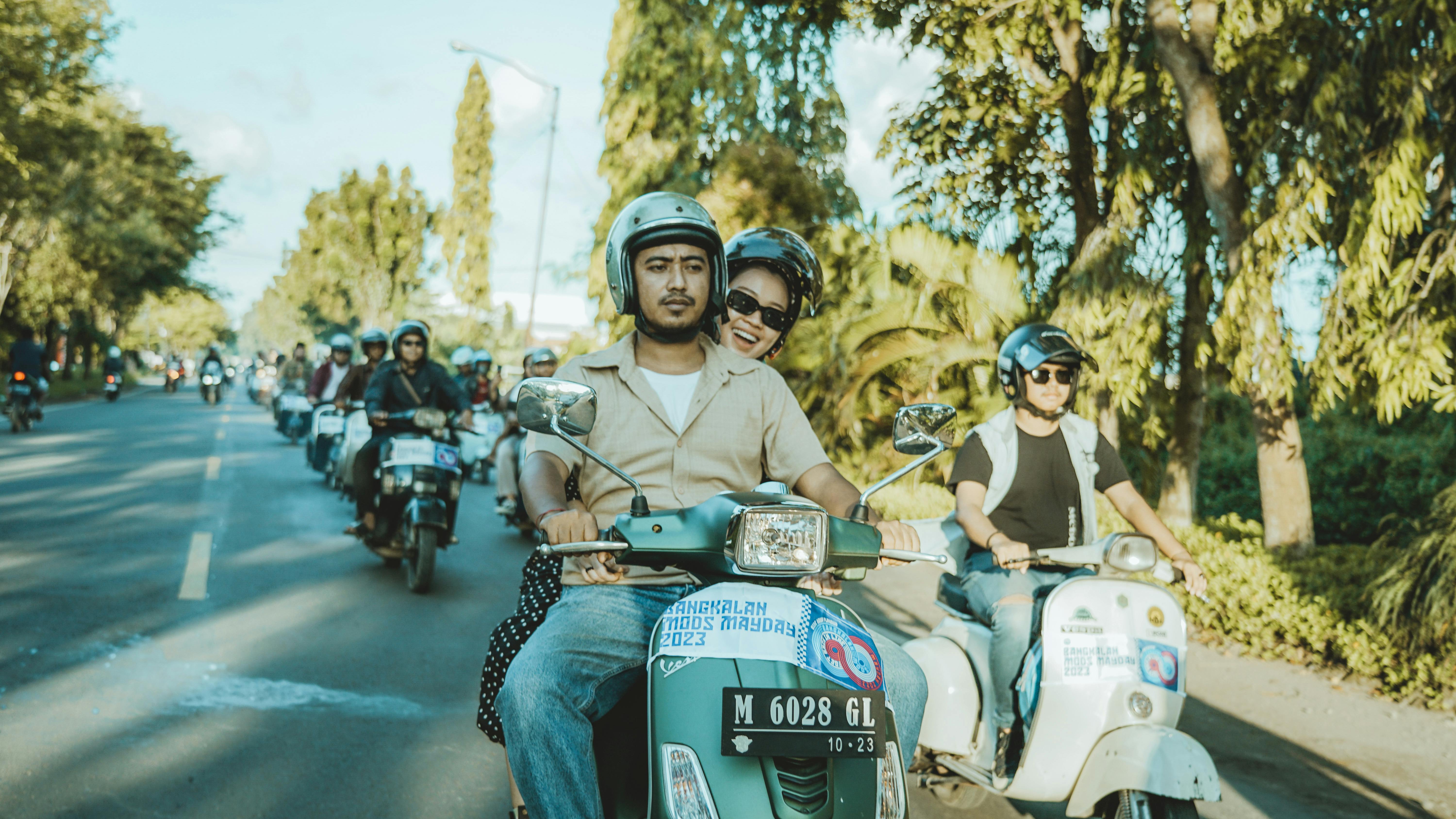 Ücretsiz Güneşli gökyüzünün altında Doğu Java'da Vespa scooter'larla keyifli bir sürüş yapan neşeli grup. Stok Fotoğraflar