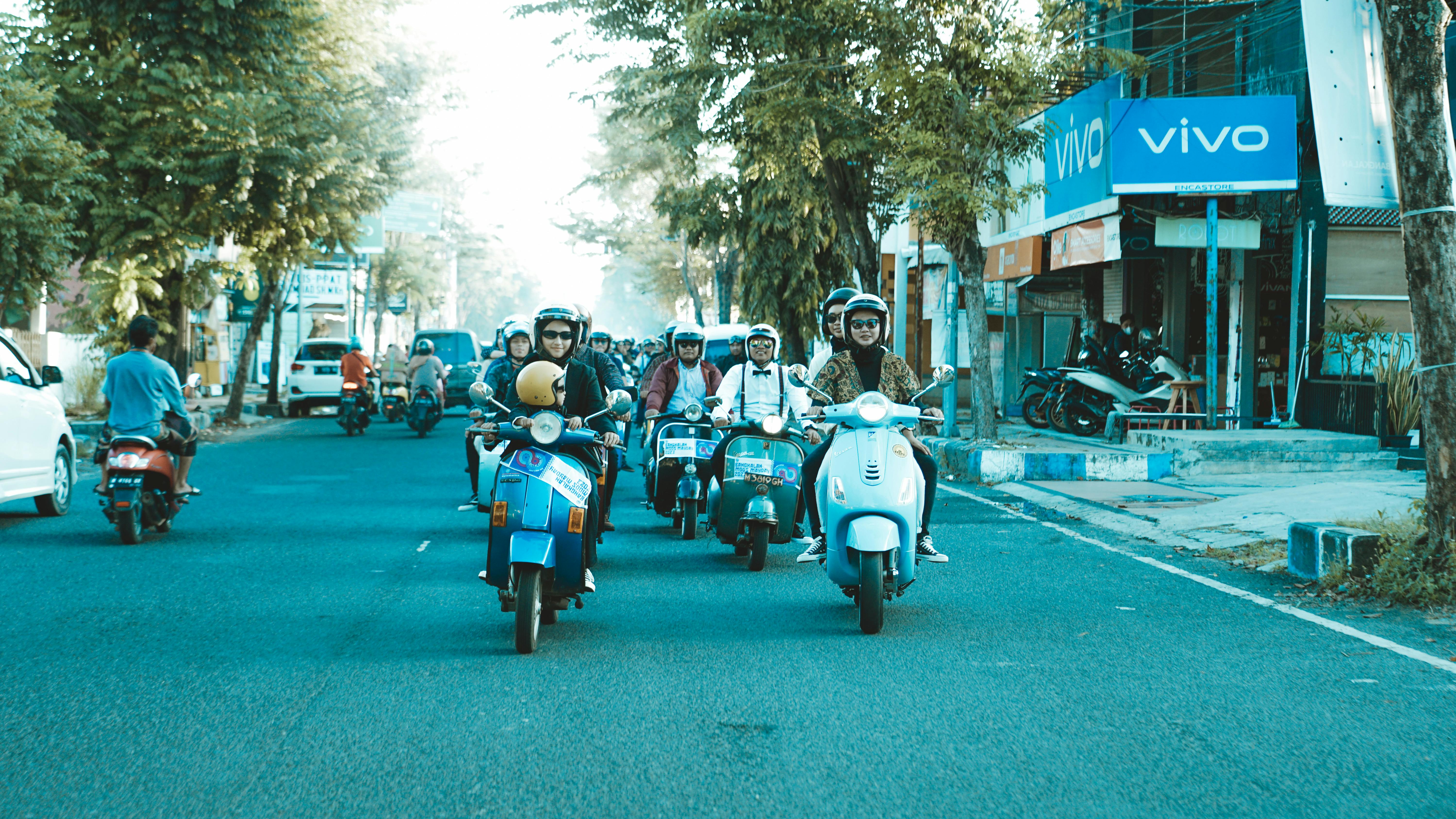 Gratis Sekelompok pengendara Vespa menikmati perjalanan di hari yang cerah di Jawa Timur. Foto Stok