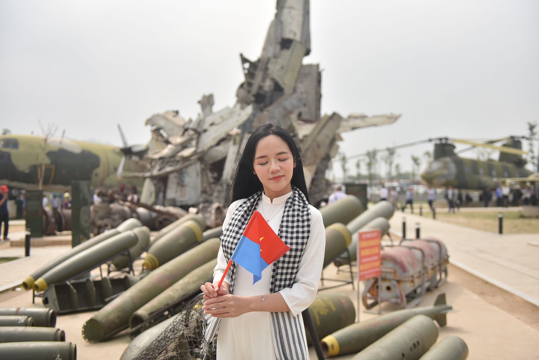 နောက်ဆုံးပွဲမတိုင်မီ နည်းပြတစ်ဦးက နည်းဗျူဟာဘုတ်ရှေ့တွင် ကစားသမားများကို ရှင်းပြနေသော မြင်ကွင်း