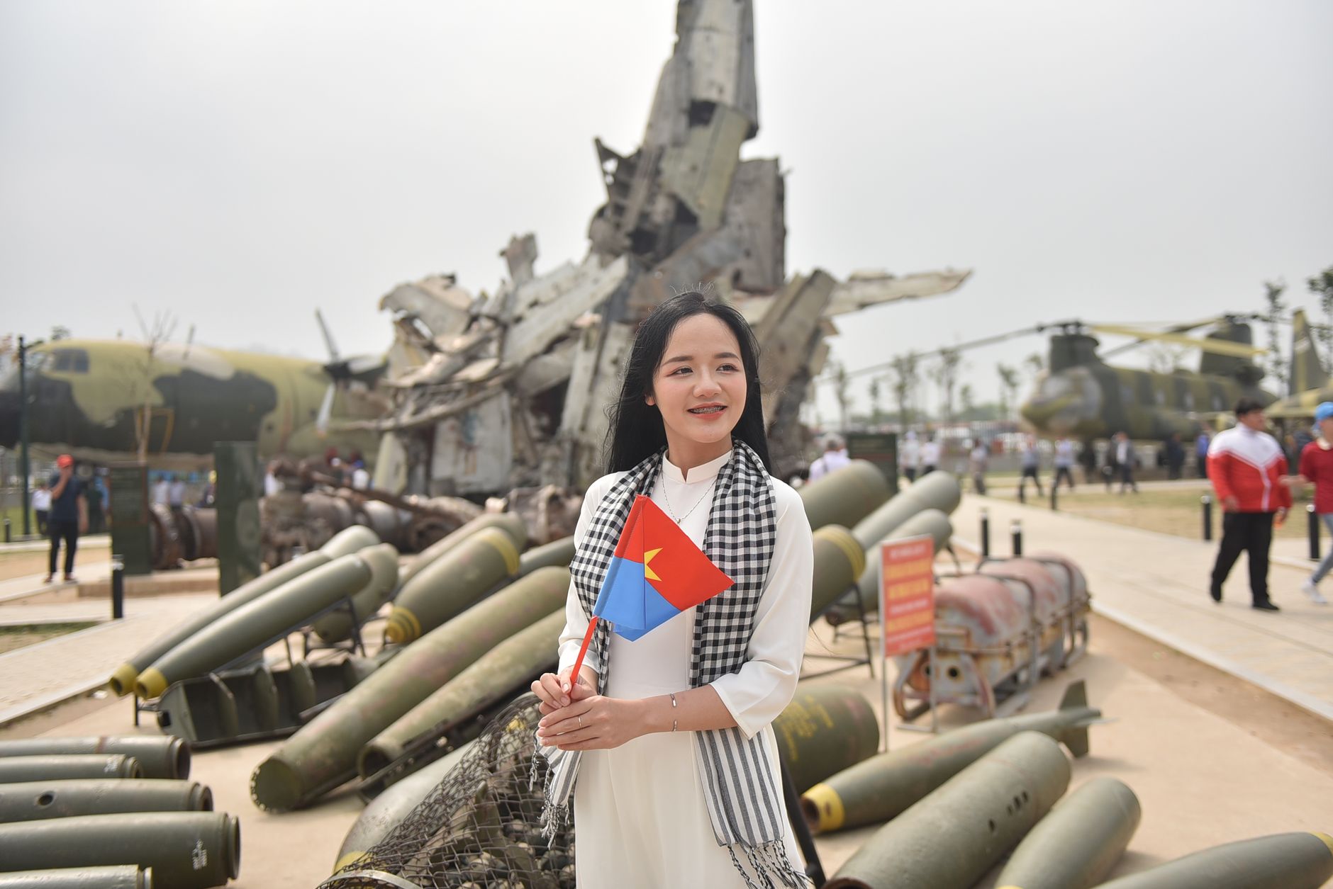 နည်းပြတစ်ဦးသည် တက်ဘလက်ပေါ်က ပွဲဗီဒီယိုကို လူငယ်ကစားသမားနှင့်အတူ ပြန်လည်သုံးသပ်နေသော မြင်ကွင်း
