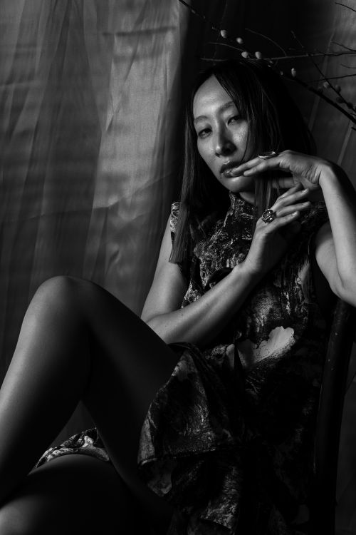 Free Stylish black and white portrait of a woman in Leon, Mexico, exuding elegance and mystery. Stock Photo