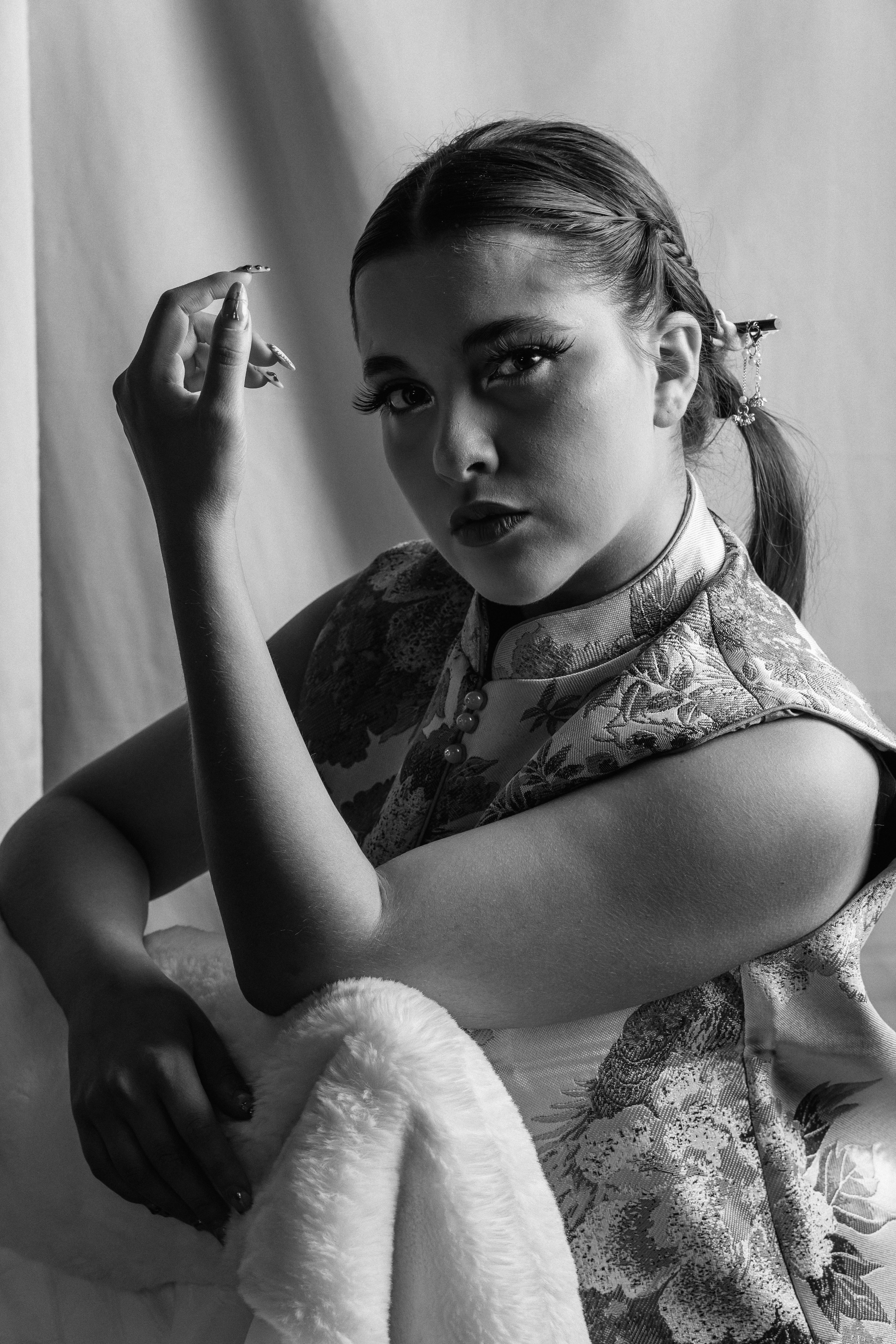 bezplatná Nápadný černobílý portrét hispánské ženy ve stylu vintage v mexickém Leonu. Základová fotografie