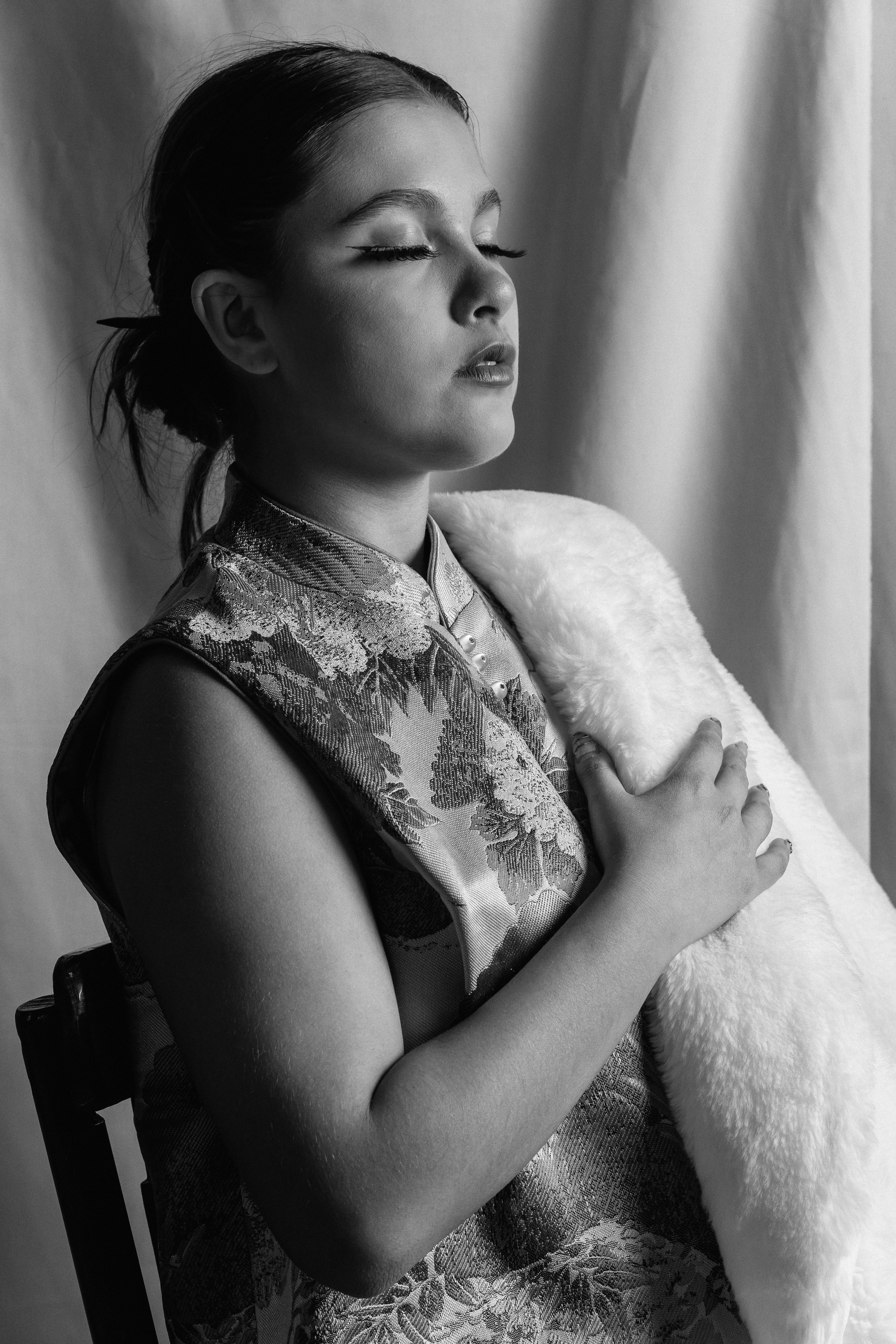 bezplatná Černobílý portrét ženy ve vintage oblečení vyzařující eleganci a půvab. Základová fotografie