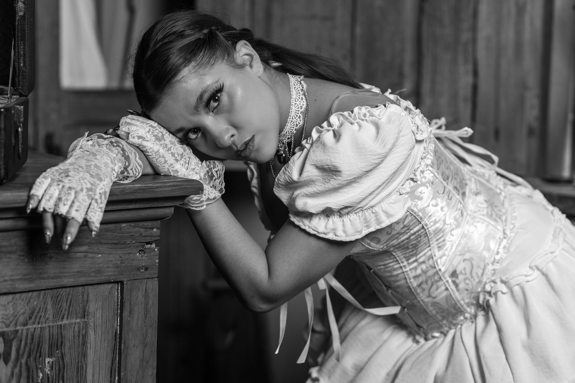 Phyllida Law'ın gençlik yıllarından tiyatro sahnesindeki bir fotoğrafı