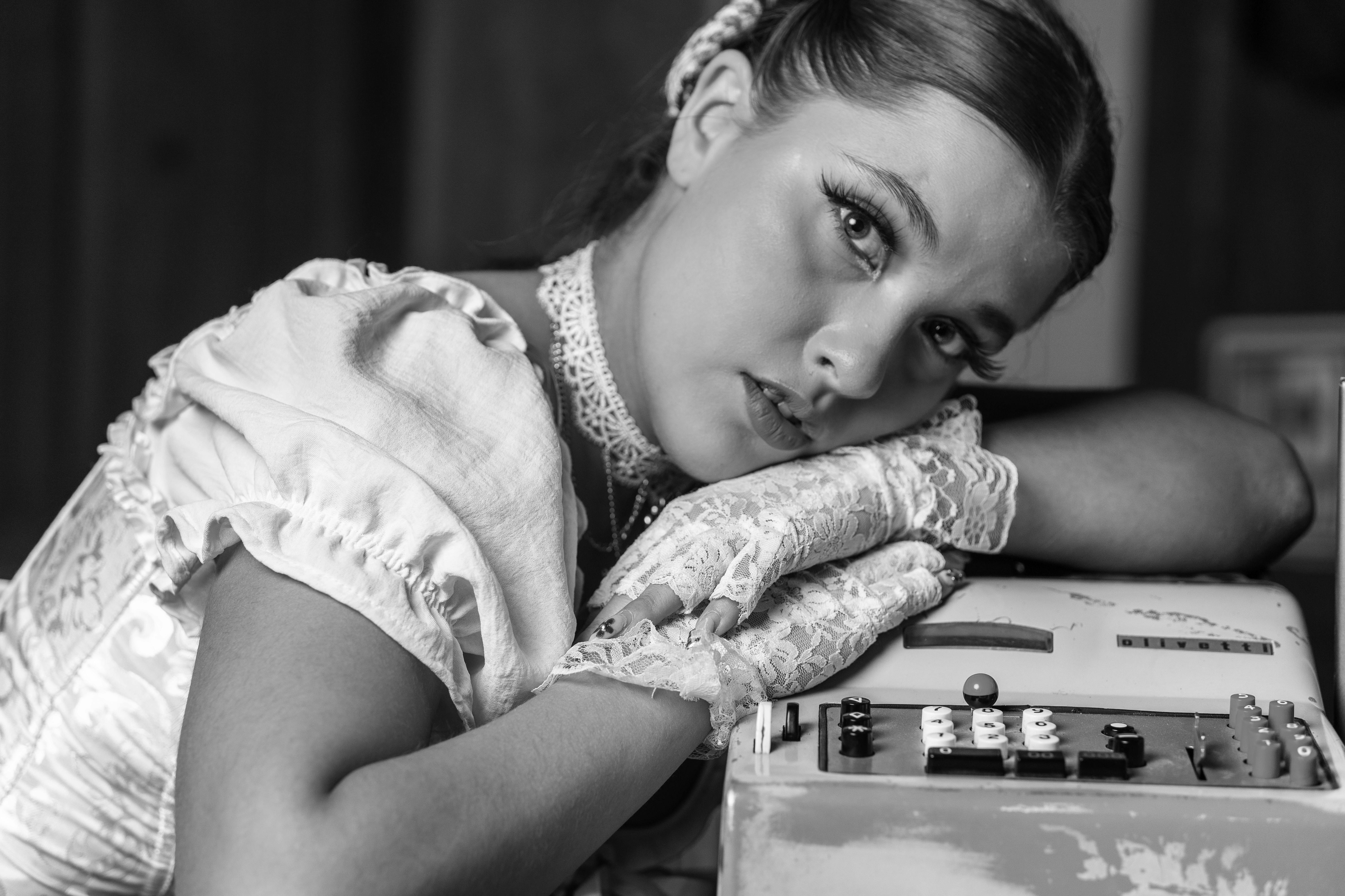 bezplatná Elegantní černobílý portrét hispánské ženy ve vintage oblečení s krajkovými rukavicemi. Základová fotografie