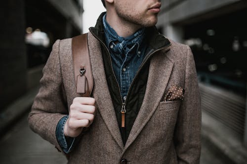 Foto Dell'uomo Che Indossa Cappotto Marrone