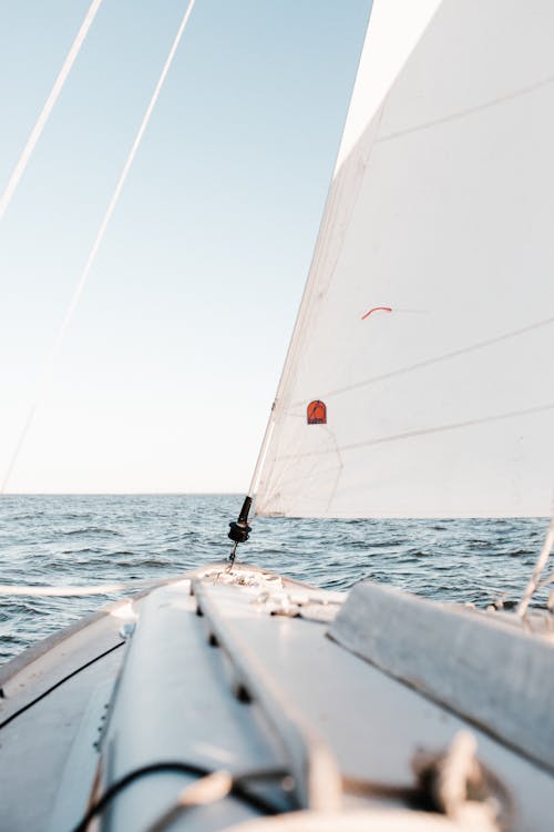 Foto Della Barca A Vela Sul Mare Durante Il Giorno