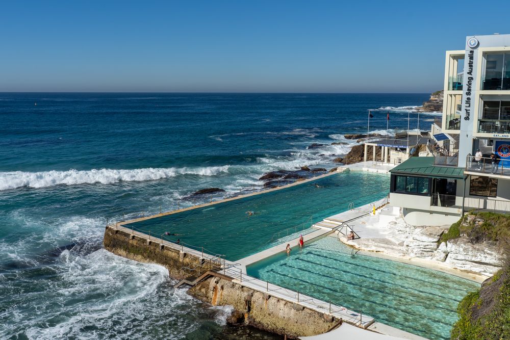 Piscina de Bondi Icebergs al borde del mar con olas rompiendo contra el muro