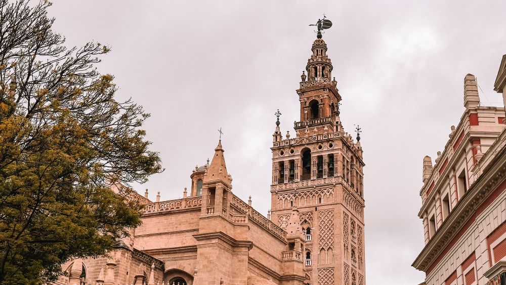 Turnul Giralda și Catedrala din Sevilla, sub cerul senin al Andaluziei