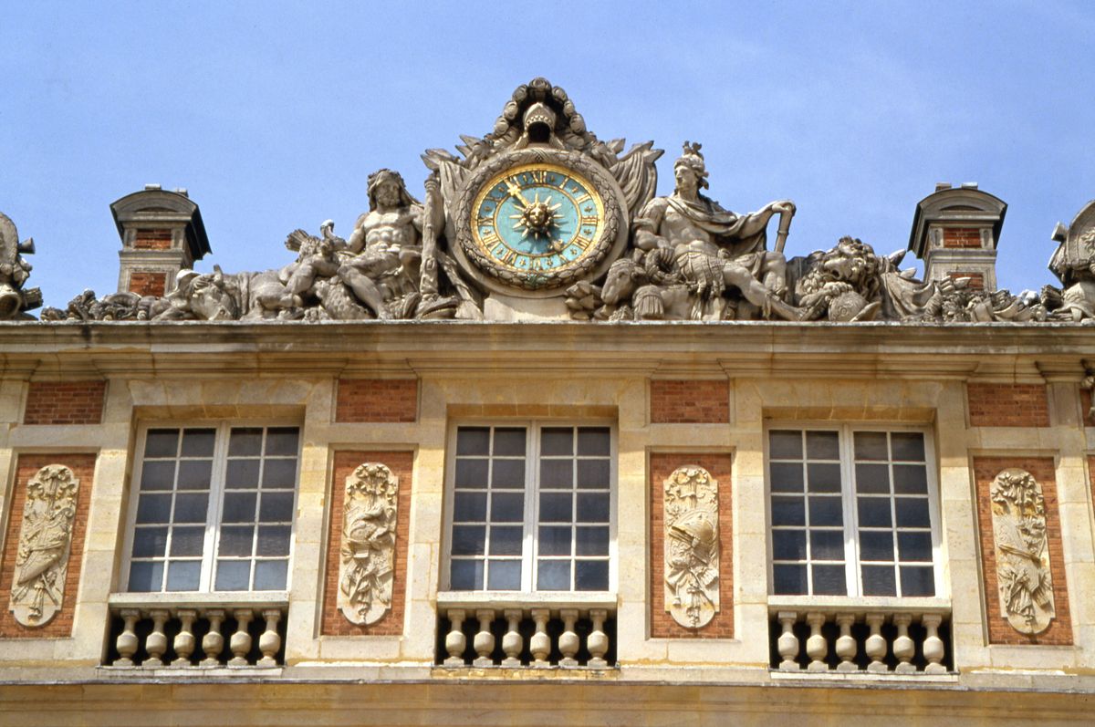 Detaliu de fatada cu ceas ornamental si sculpturi