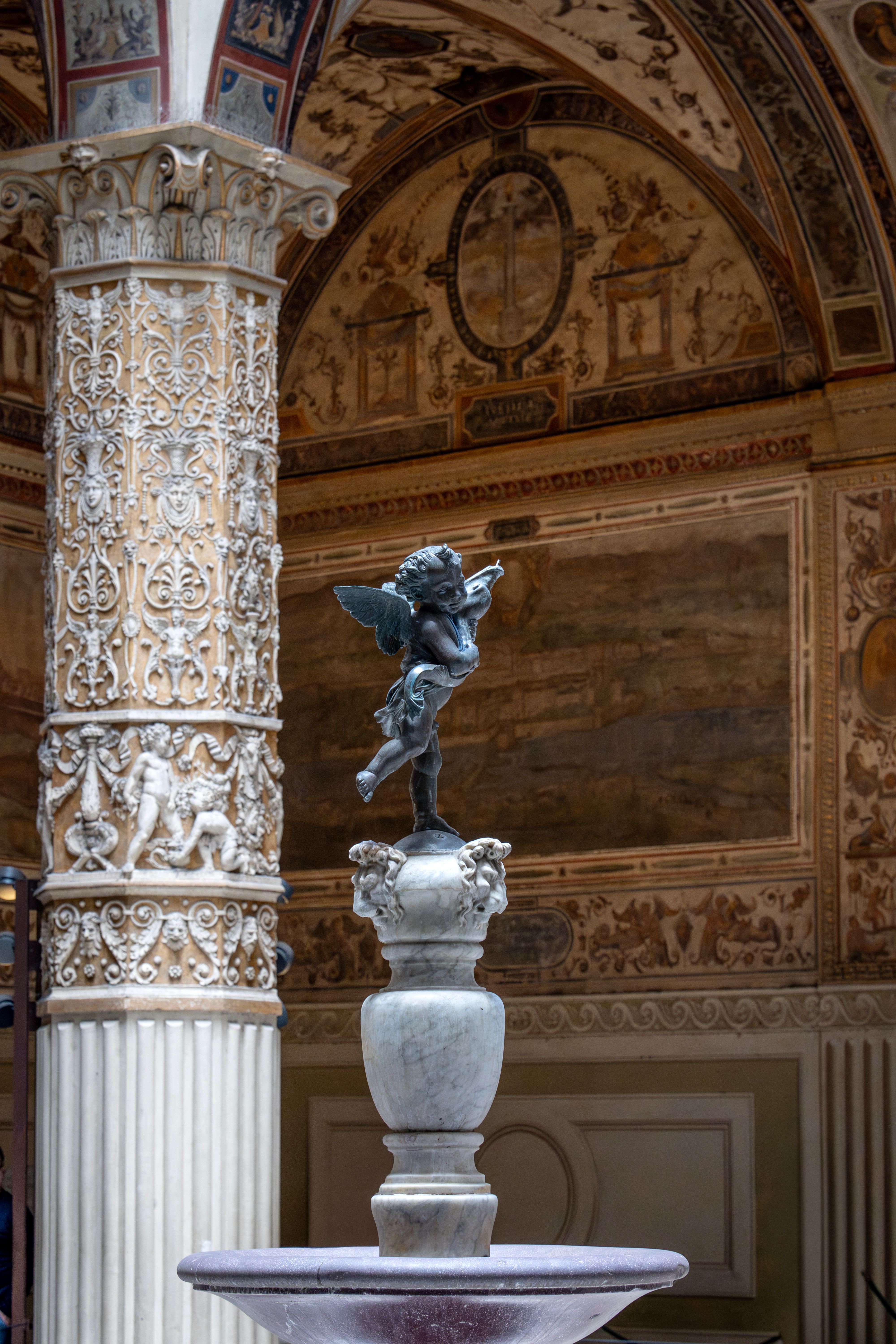Elegant Renaissance Sculpture in Florence Courtyard · Free Stock Photo