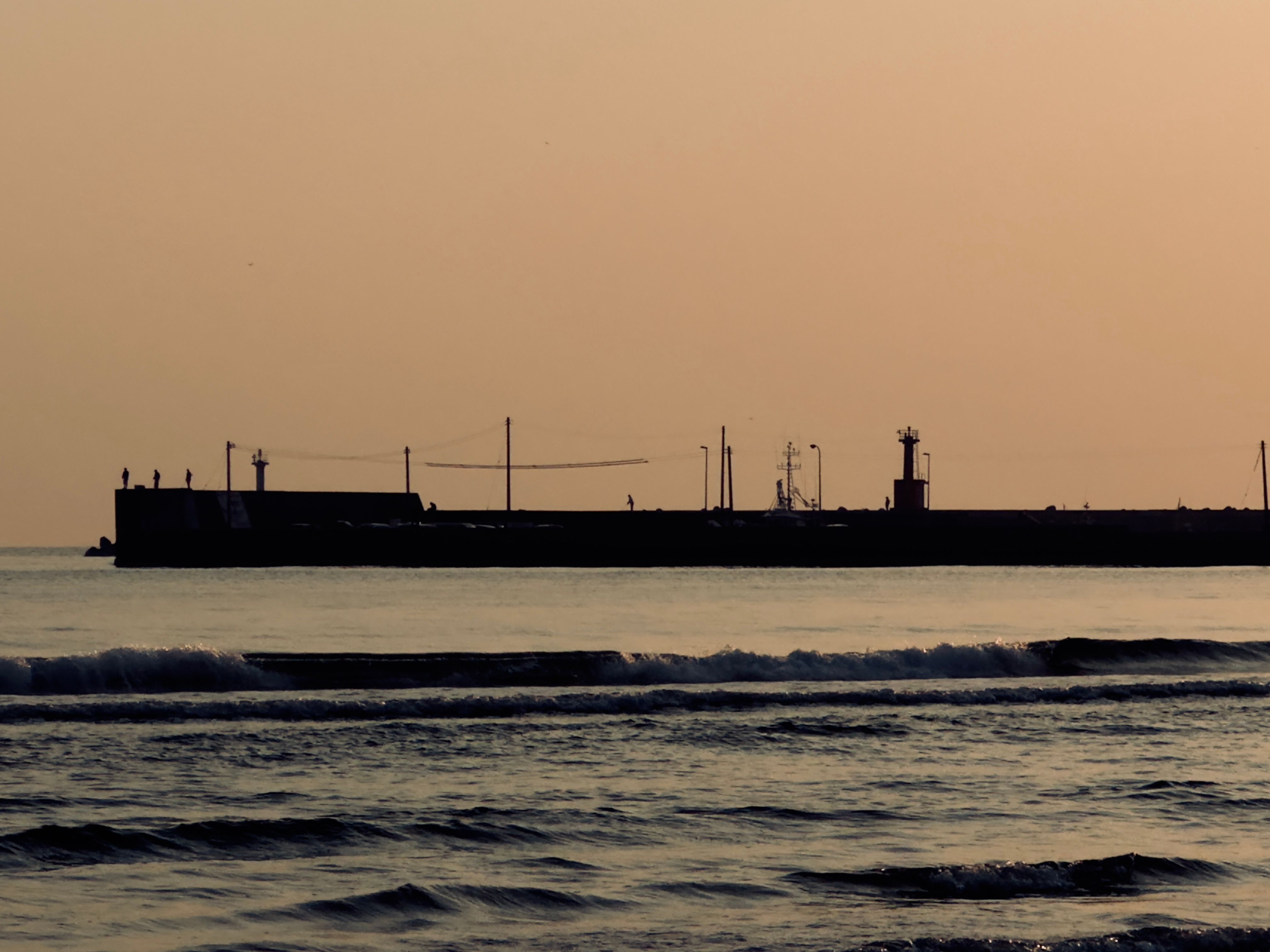 Puerto industrial al amanecer con luz dorada