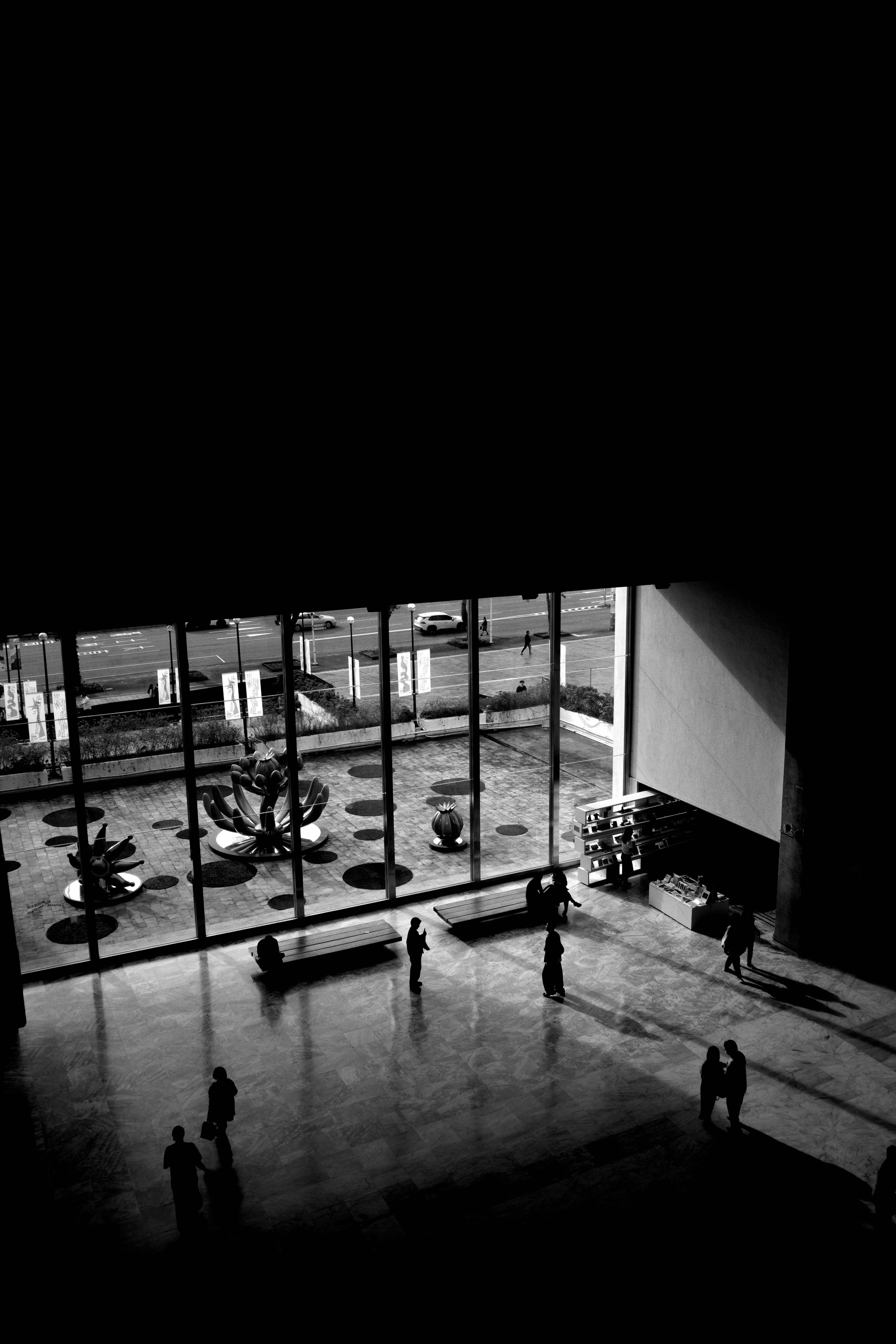 Безкоштовне Силуети людей у сучасному закритому просторі з видом на вулицю в Кілунгу, Тайвань. стокове фото