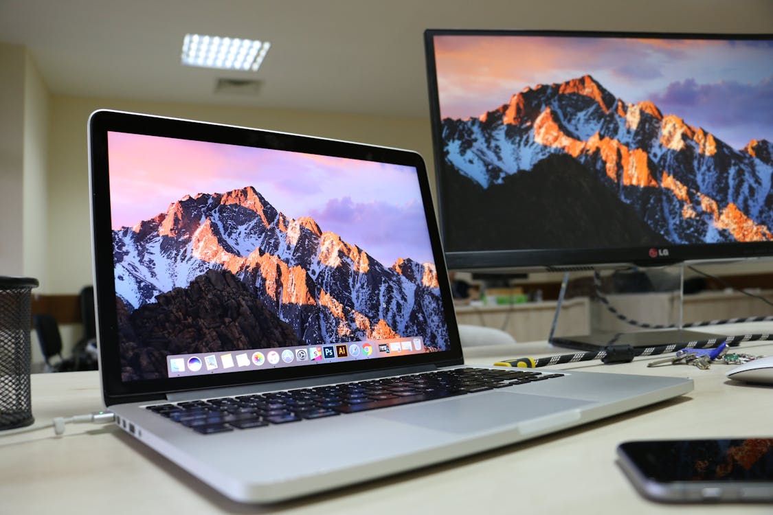 free-stock-photo-of-external-monitor-laptop-macos