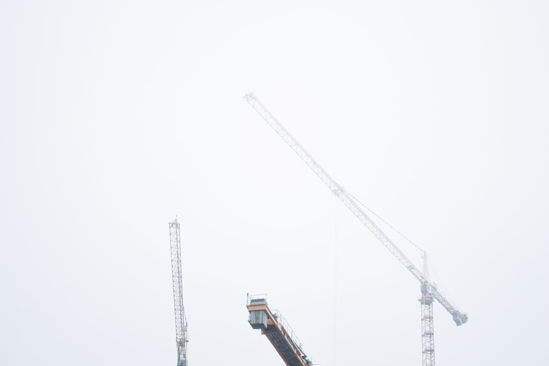 бесплатная Низкоугловая фотография серого башенного крана Стоковое фото