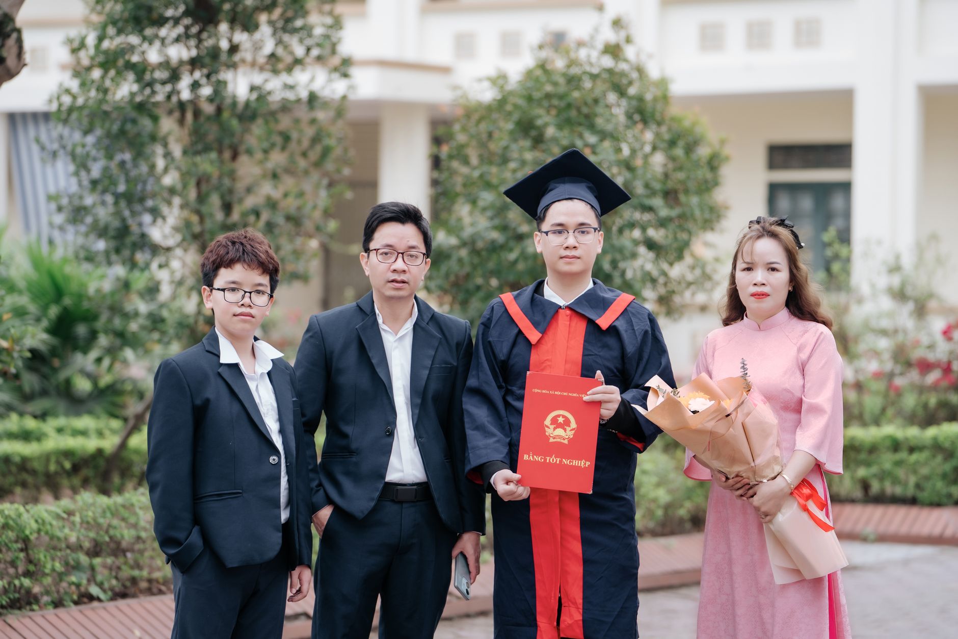 Người nghiên cứu mở tài liệu luật đá gà Việt Nam bên cạnh điện thoại hiển thị cảnh báo cá cược