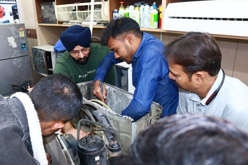 Free AC Mechanical Repairing Course in Delhi | Call Now 8800485390  Stock Photo