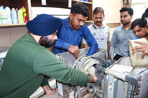 Free AC Mechanical Repairing Course in Delhi | Call Now 8800485390  Stock Photo