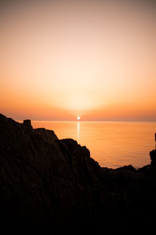 Free Peaceful sunset with vibrant colors over the rocky cliffs in Yalova, Türkiye. Stock Photo