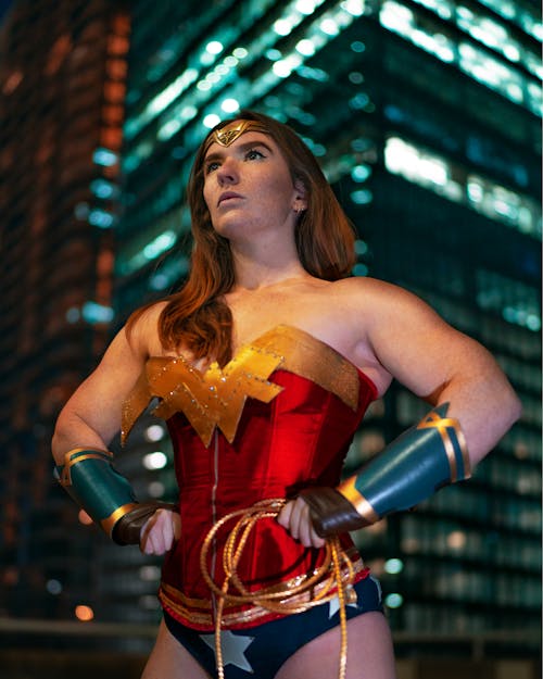 Vrouw Die Wonder Woman Kostuum Draagt