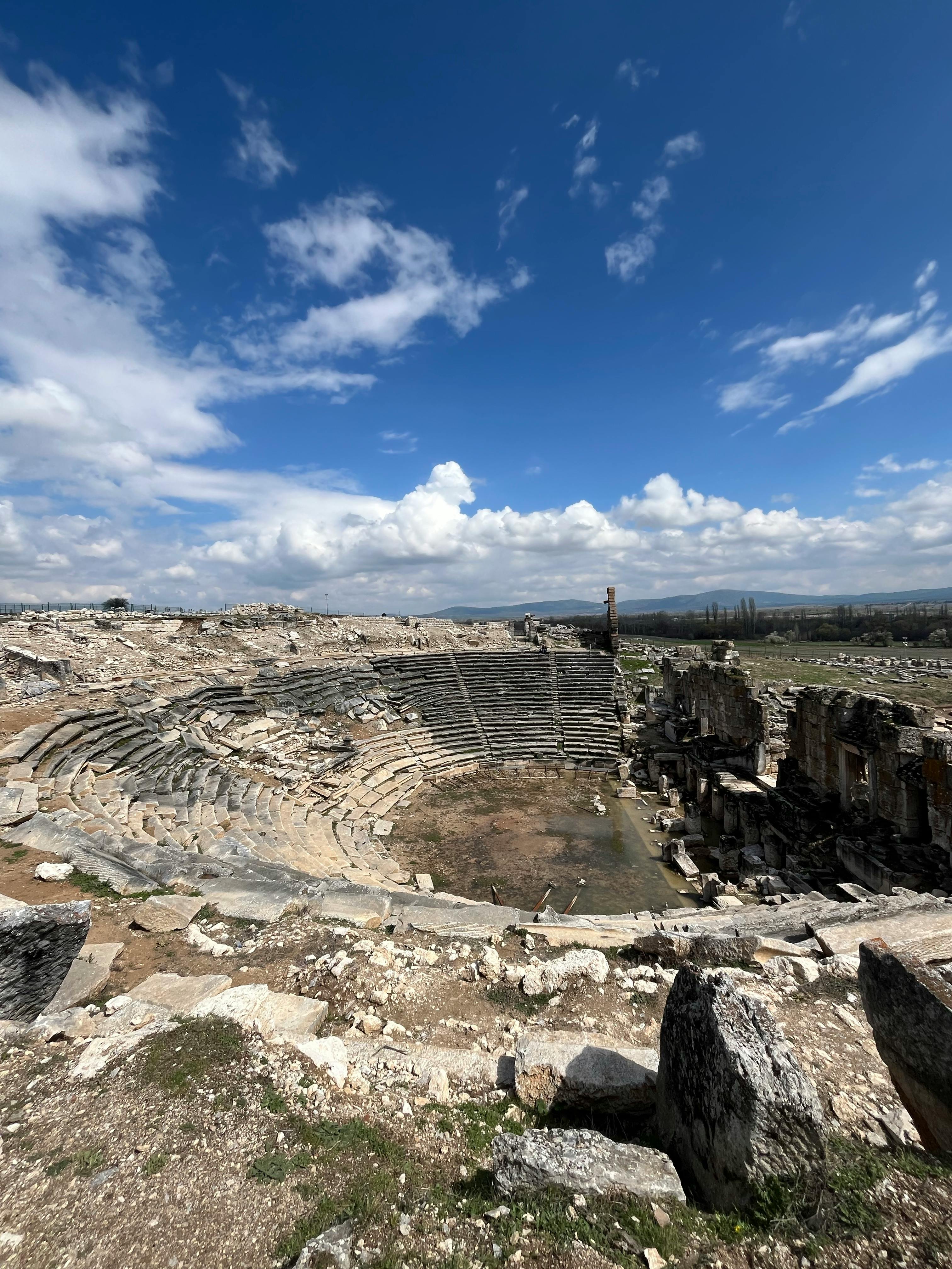 Gratuit Vedere maiestuoasă a unui amfiteatru roman antic sub un cer albastru senin în Kütahya, Türkiye. Fotografie de stoc