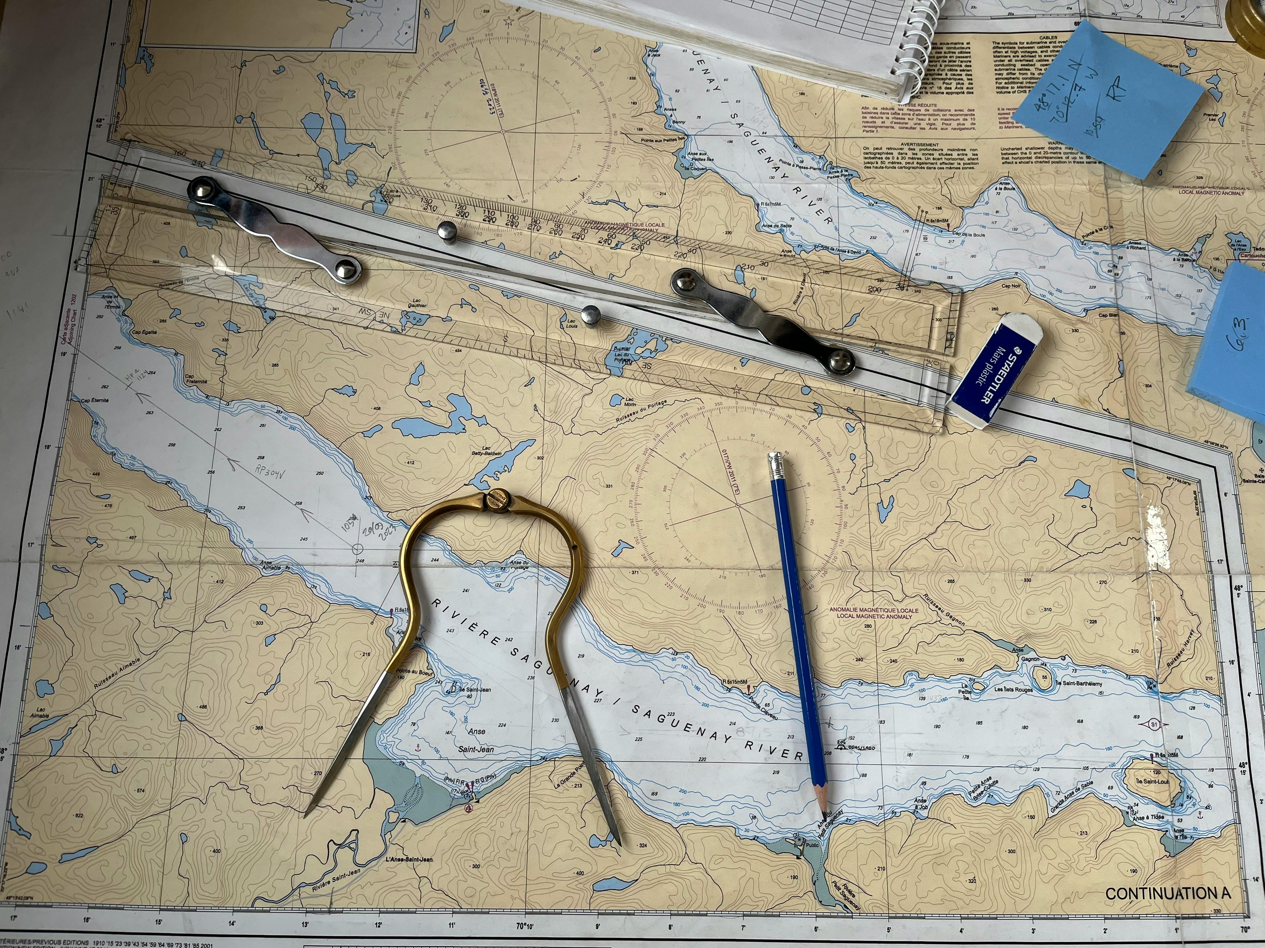 Carte nautique avec instruments de navigation et boussole