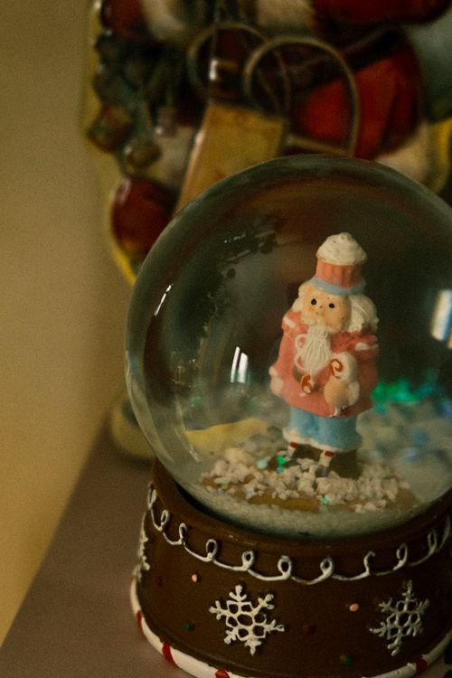 Free Charming snow globe featuring a Santa Claus figure for holiday decor. Stock Photo