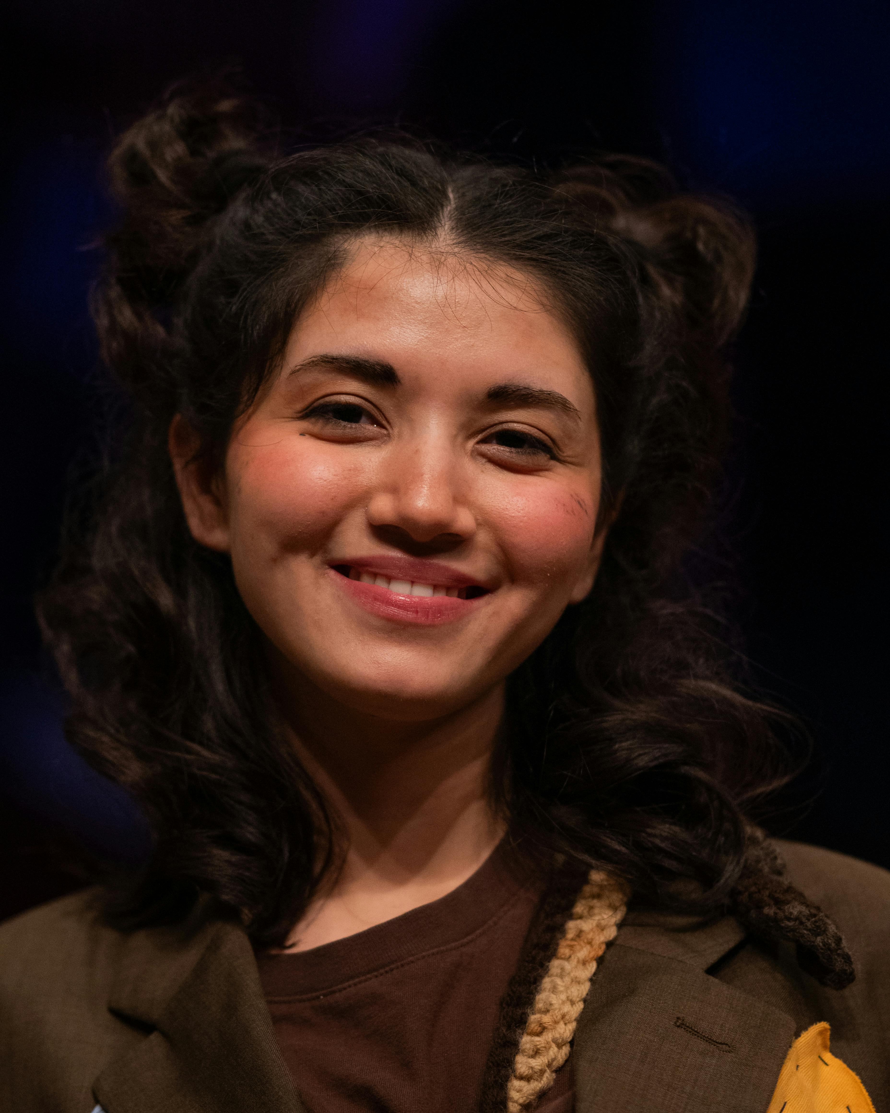 Gratuit Un portrait joyeux d'une femme aux cheveux bouclés, capturé à Kayseri, en Turquie. Photos