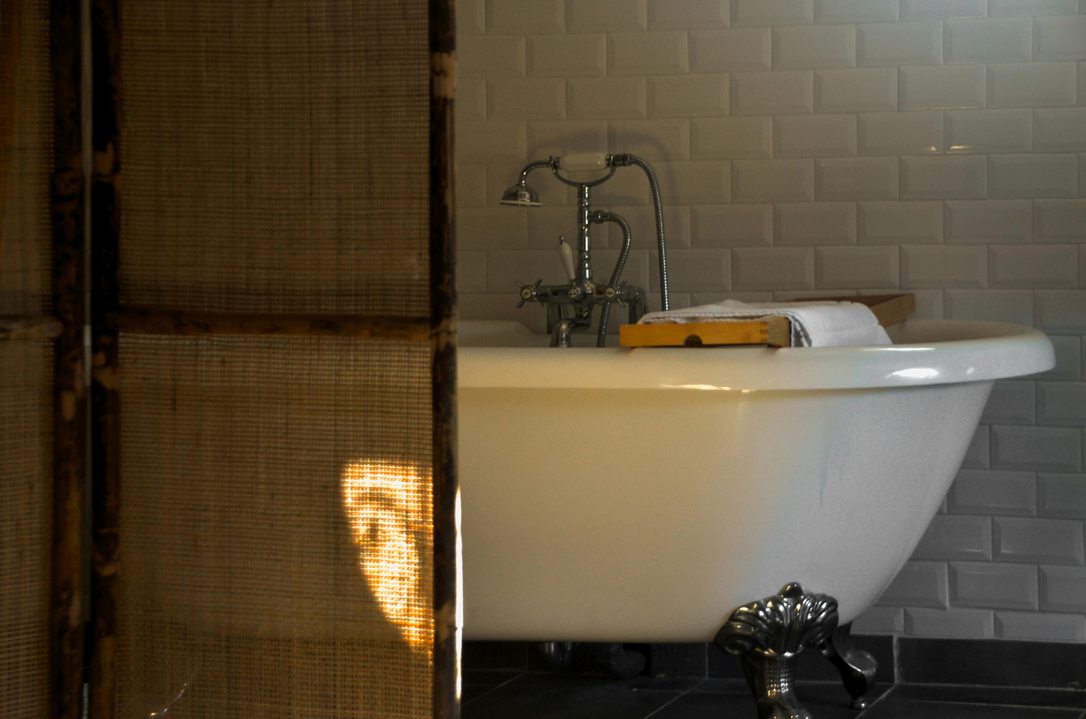 Luxuriöse freistehende Badewanne in einem rustikalen Badezimmer im Stil der Provence-Alpes-Côte d'Azur.