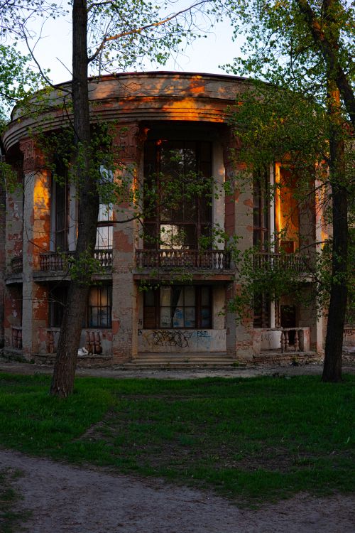 Old Buildings Rounded Historic Round Building Surrounded by Trees · Free Stock Photo