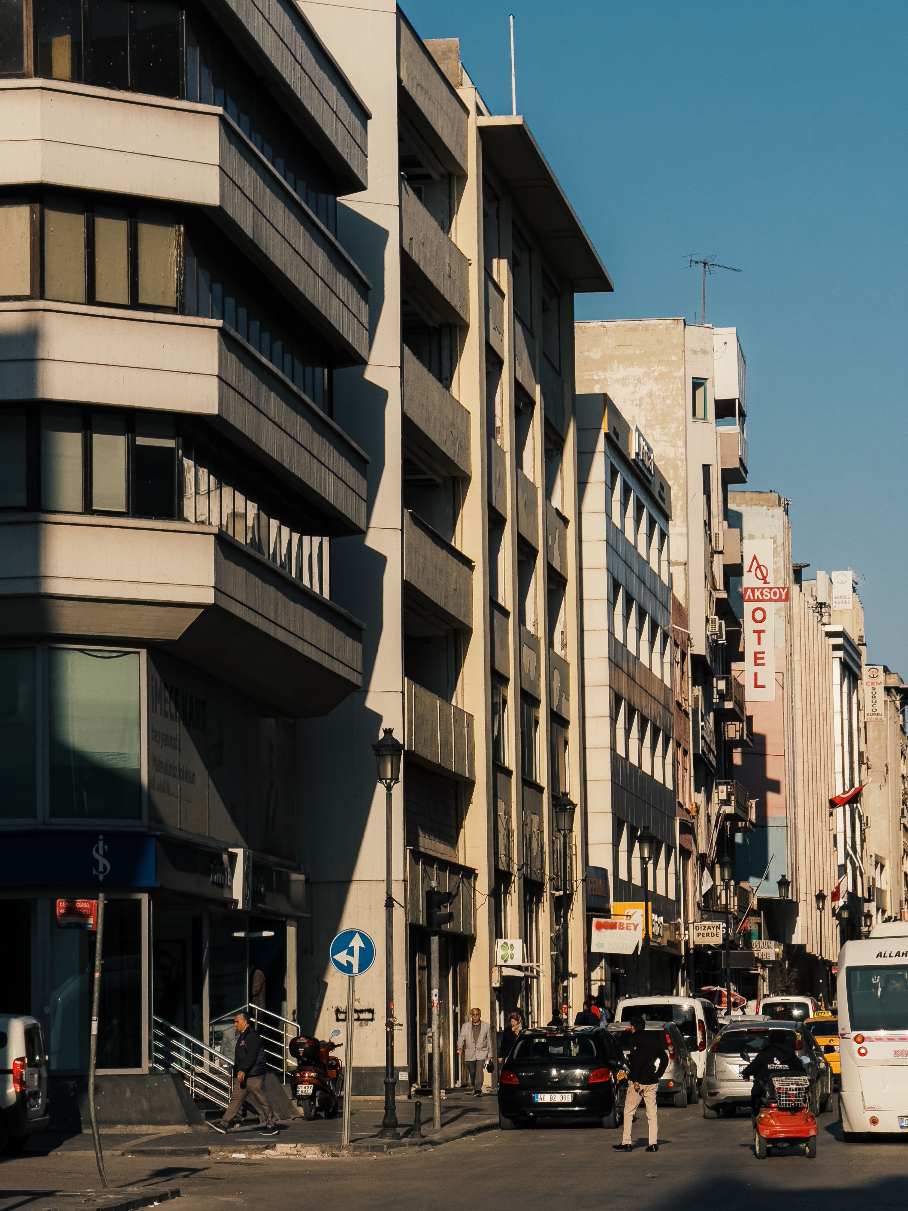 Busy City Street with Urban Architecture · Free Stock Photo
