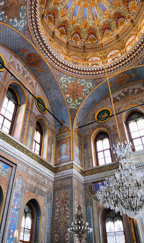 Free Intricate dome interior in a historic mosque displaying exquisite Islamic art and chandeliers. Stock Photo