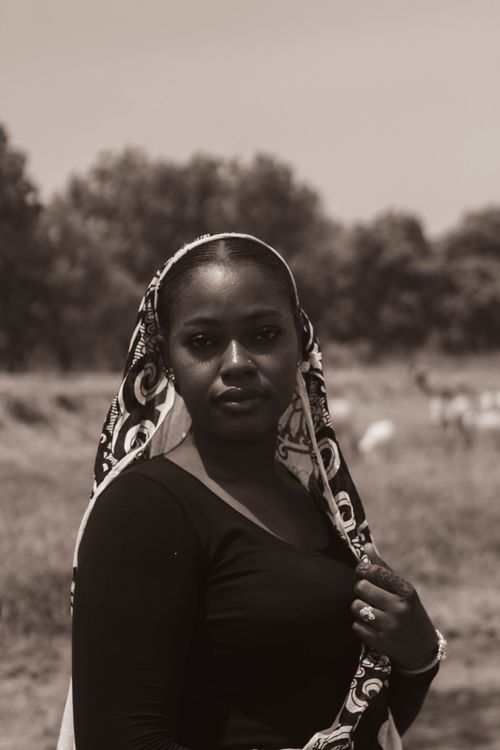 Free Elegant black and white portrait of a woman in a natural setting, exuding grace. Stock Photo
