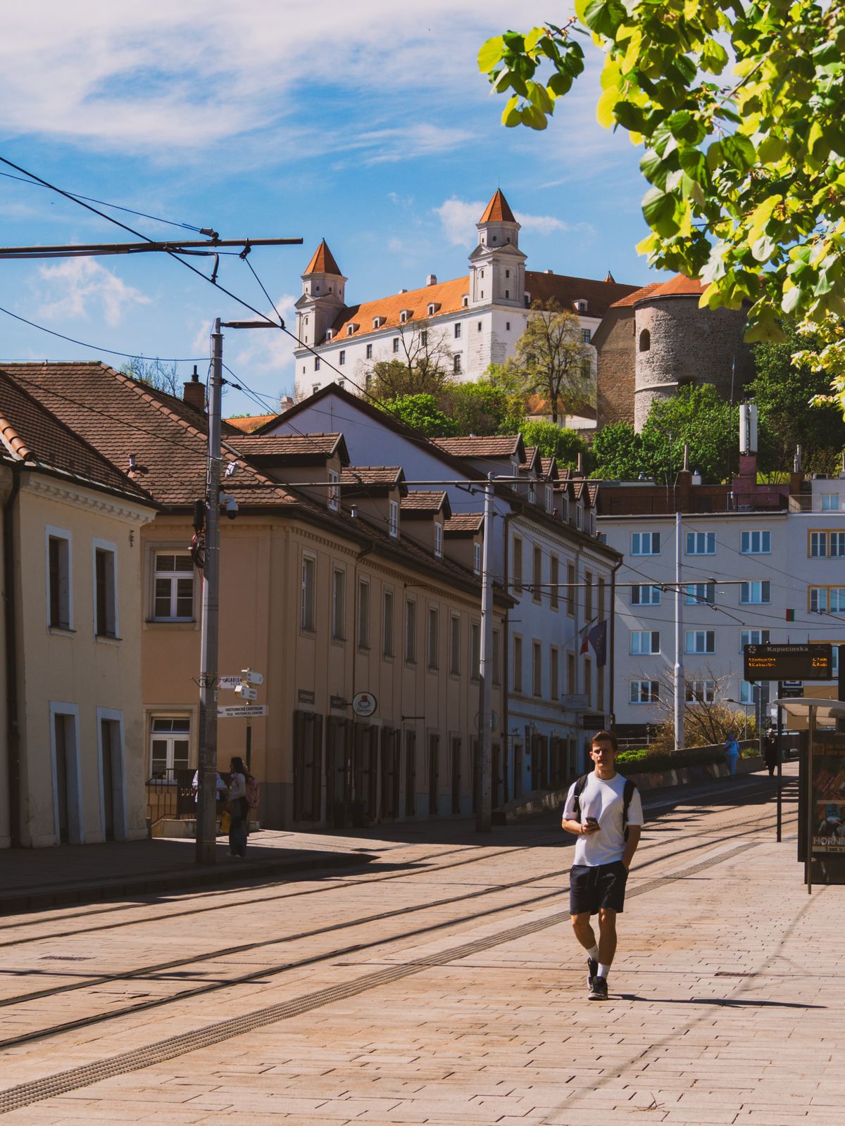 Bratislava - stradă din centru cu Castelul în fundal