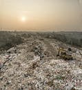 印度尼西亚南唐格朗垃圾填埋场的日出鸟瞰图，揭示了当地的污染与废物管理问题