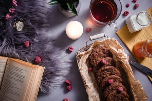 Biscuits Au Chocolat à Côté D'une Tasse De Boisson