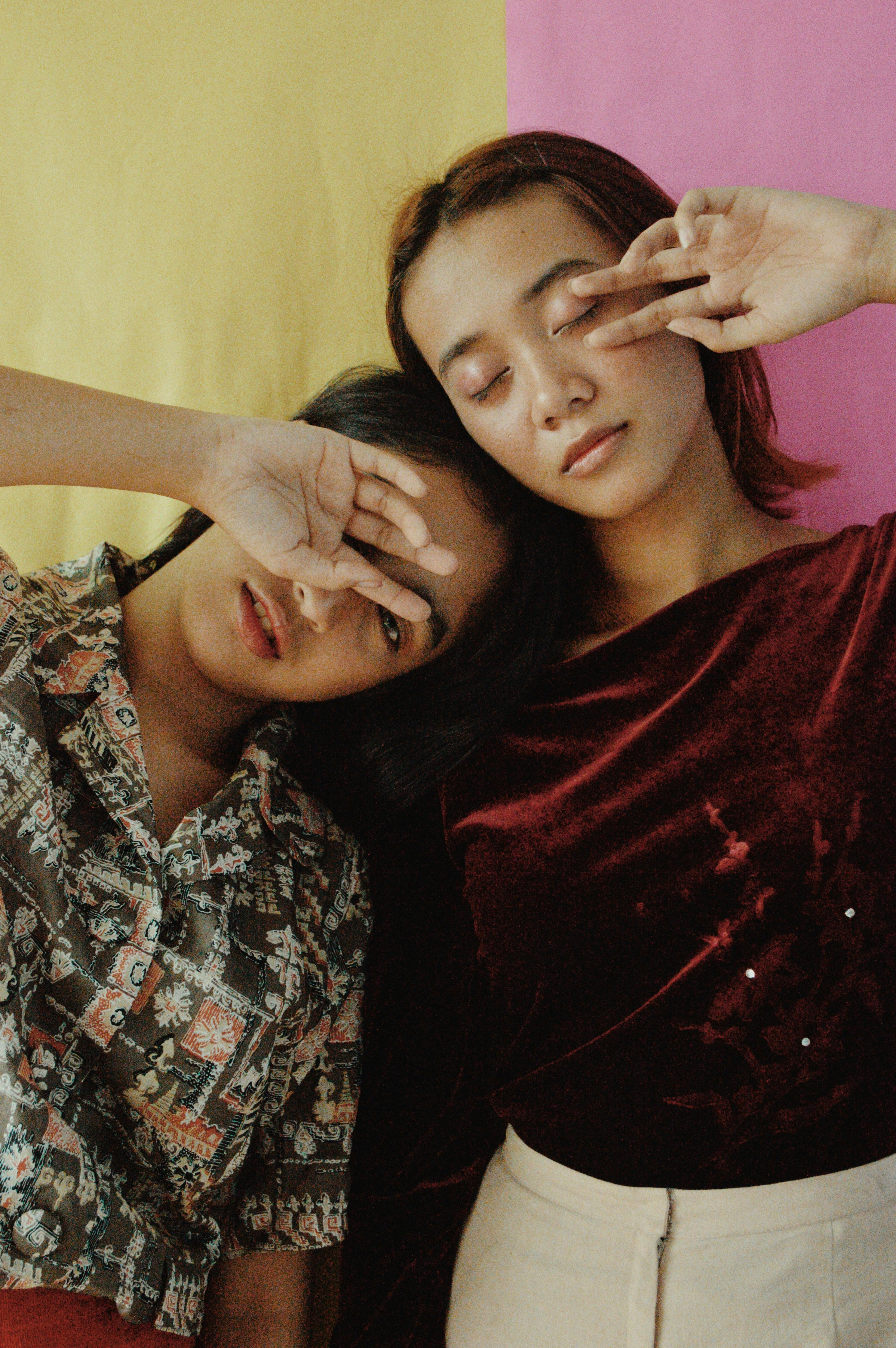 Kostenlos Frau, Die Kastanienbraune Bluse Trägt Stock-Foto